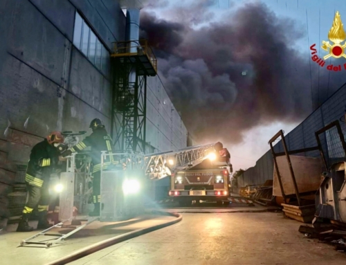 INCENDIO ALLA STENA RECYCLING DI ANGIARI: ORE DI PAURA, MA L’ARIA RISULTA PULITA. IL ROGO SOTTO CONTROLLO.