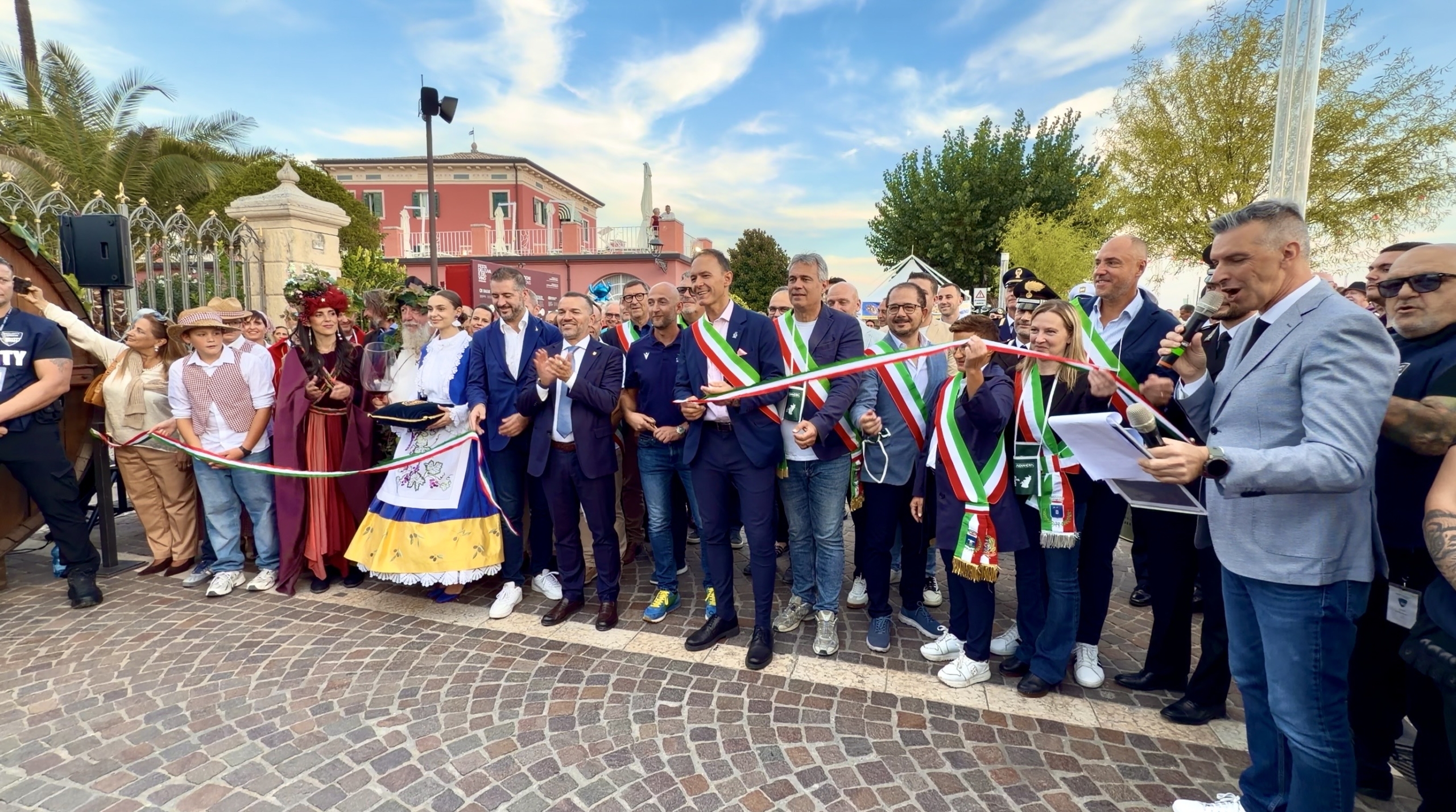 BARDOLINO, LA FESTA DELL’UVA ACCENDE IL LAGO: MILLE VOLONTARI DIETRO UNA TRADIZIONE LUNGA 95 ANNI